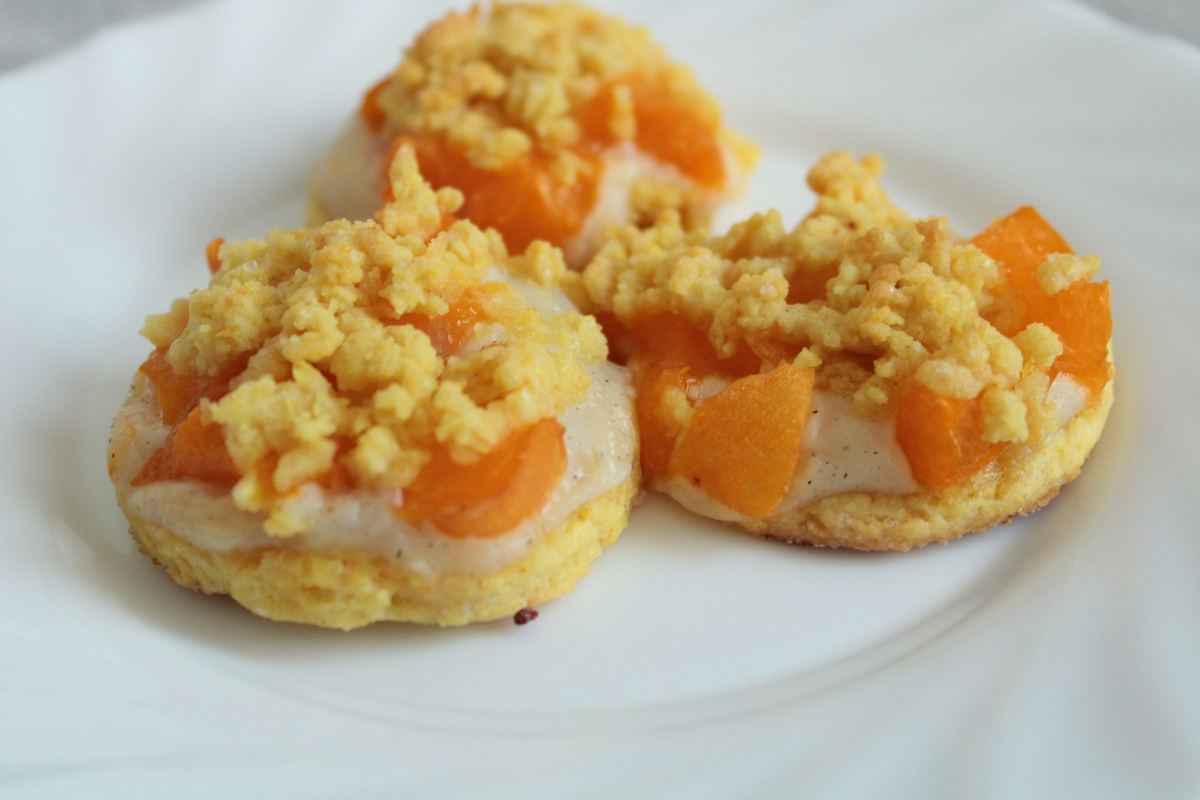 Small apricot cakes with crumble