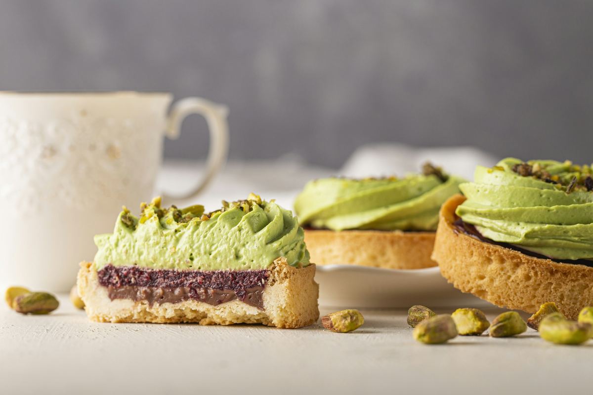 Tart with pistachio and raspberry